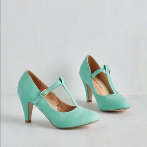 Chase and Chloe T-strap teal heels - size 7